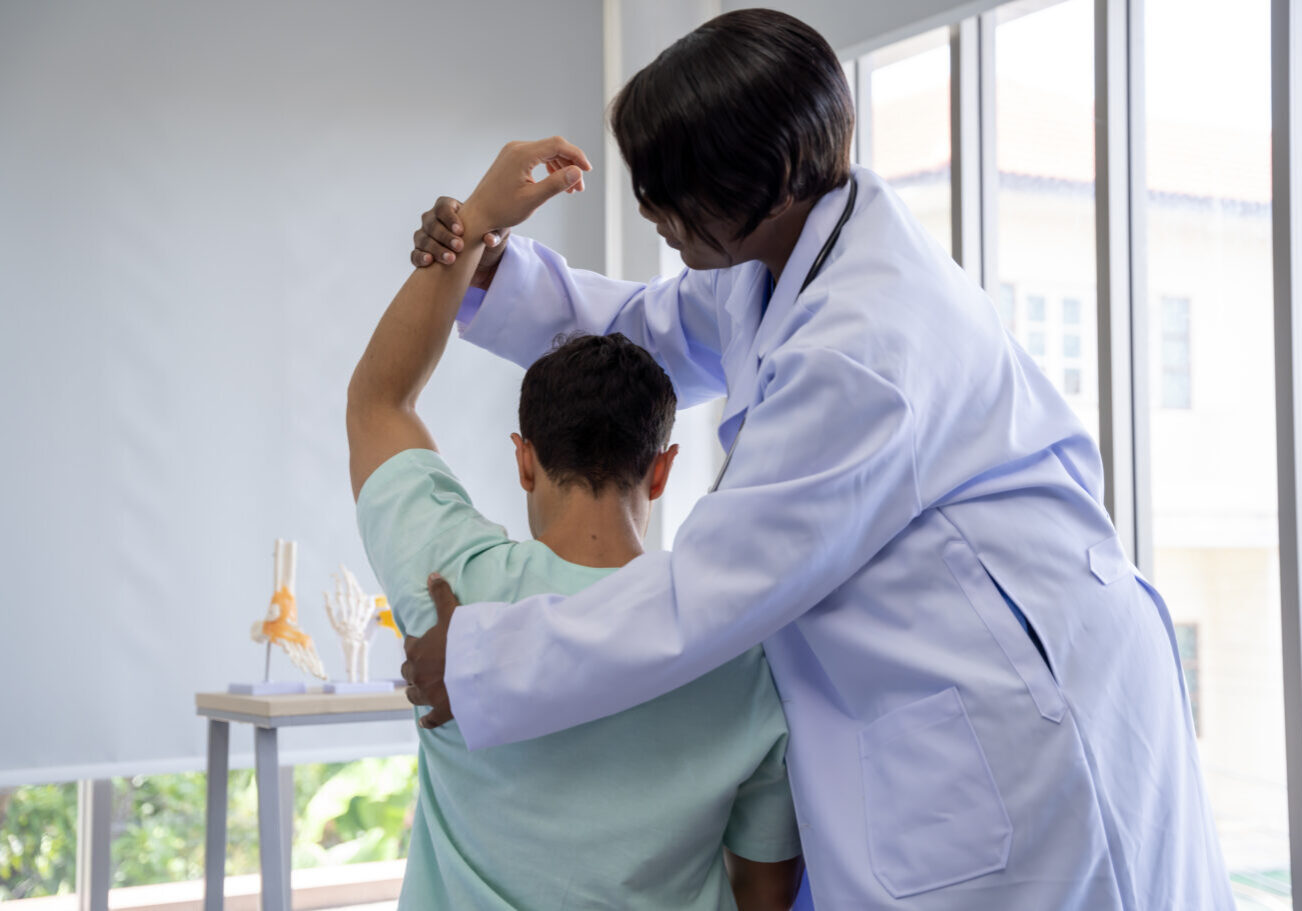 Female doctor and male patient Physical therapy is being done at the hospital.